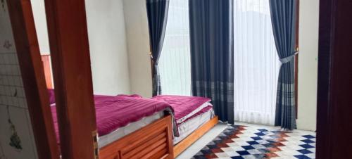 Ένα ή περισσότερα κρεβάτια σε δωμάτιο στο Teras Senja Sikunir Homestay