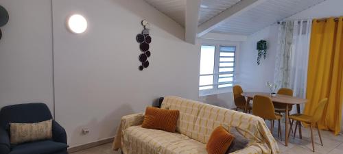 Ein Sitzbereich in der Unterkunft NANA- Grand appartement Cosy-A 42- Vue Panoramique- Cuisine équipée- CLIM-WIFI-Terrasse