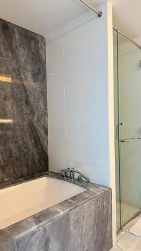Un baño de Charming Duplex 1 Bdr Apartment