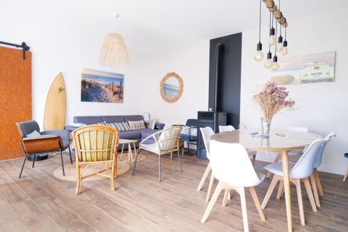 ein Esszimmer mit einem Tisch und Stühlen in der Unterkunft Superbe maison de vacances entre plage et marais - 7 pers in Brem Sur Mer