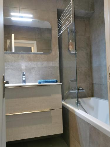 Loft lumineux et calme, hyper centre, 4 chambres, 2 patios, garage privatif
