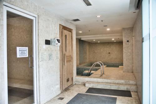 un bagno con vasca da bagno in una stanza di Home by Bella a Kuala Lumpur