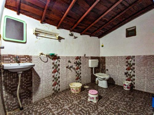 łazienka z umywalką i toaletą w obiekcie Desert King Resort w mieście Dhordo