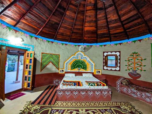 1 dormitorio con cama y techo de madera en Desert King Resort en Dhordo