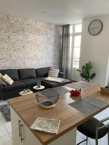 un salon avec un canapé et une table dans l'établissement Dol de Bretagne : Appartement en plein centre, à Dol-de-Bretagne
