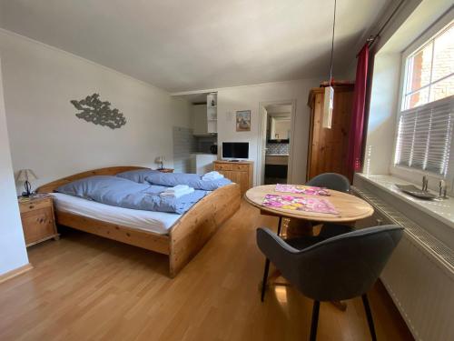Un dormitorio con una cama y una mesa. en Sylvie-Steinhardt-Wohnung-4 en List