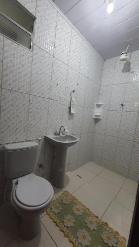 a bathroom with a toilet and a sink at Casa no centro de Areia in Areia