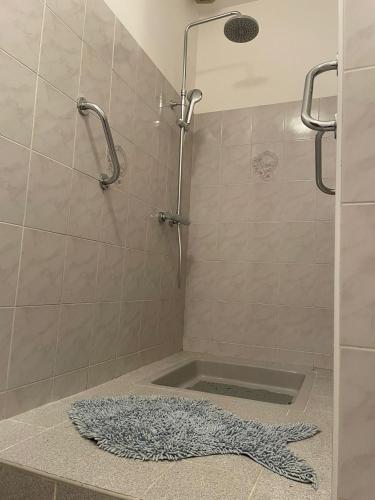 La salle de bains est pourvue d'une douche et d'un tapis. dans l'établissement La maison de Rémi au bord de la Dordogne !, à Flaujagues