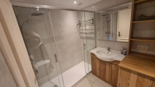 un baño con ducha y lavabo en Apartment Miraflores, en Mijas Costa