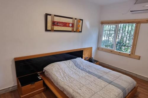 um quarto com uma cama e uma janela em Chalet Montes de Llanorel em Valência