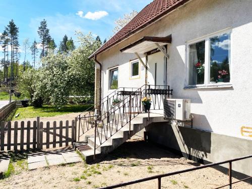 een huis met een trap naar een raam bij Villa with 4 bed rooms with internet in Vimmerby in Gullringen