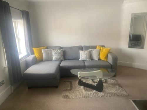 Zona de estar de Letting Serviced Apartments - Guards View, Windsor