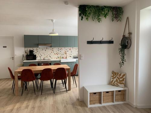 une cuisine et une salle à manger avec une table et des chaises dans l'établissement Bretagne maison proche de la mer de 4 à 8 personnes, à Plouégat-Guérand