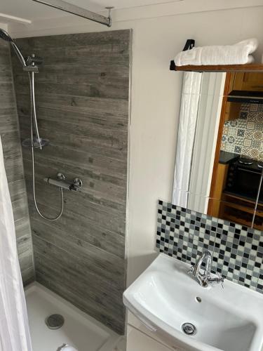 bagno con doccia e lavandino bianco di Floras View a Inverness