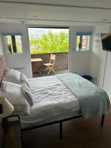 una camera con un grande letto e un balcone di Floras View a Inverness