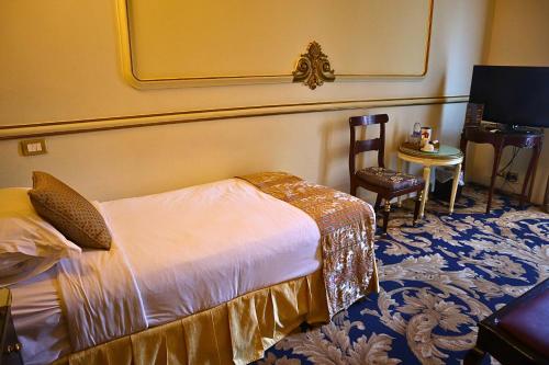 Una cama o camas en una habitación de Le Metropole Luxury Heritage Hotel Since 1902 by Paradise Inn Group