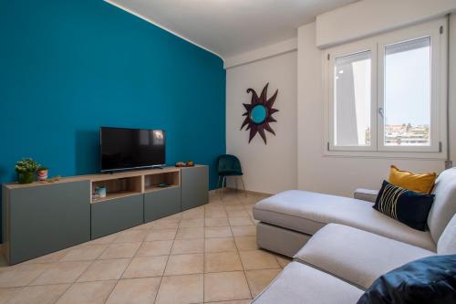サッサリにあるSARDINIA RE - Emerald Houseのソファと薄型テレビのあるリビングルーム