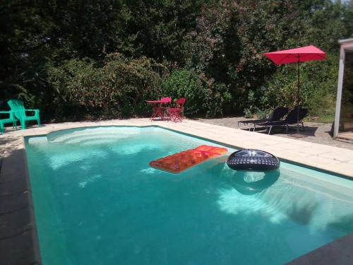 - une piscine avec un jouet dans l'eau dans l'établissement The Secret Garden, à Rodès