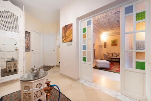 西迪布賽義德的住宿－Coup de cœur à Sidi Bou Said，客厅设有通往客厅的门