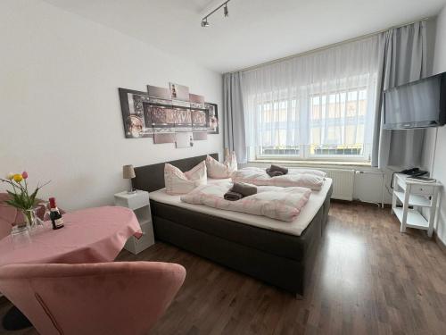ein Schlafzimmer mit einem Bett und einem Schreibtisch in einem Zimmer in der Unterkunft Hotel Nordlicht in Schwerin