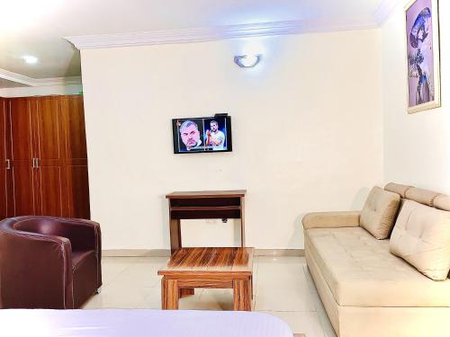 uma sala de estar com um sofá e uma lareira em Vintage Classic Lodge em Lagos