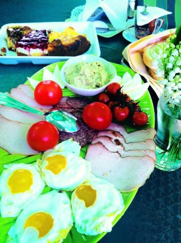 Makanan di atau berdekatan rumah tamu ini