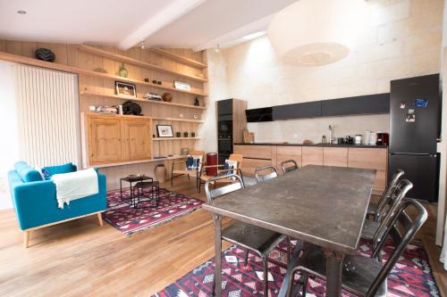 une cuisine et une salle à manger avec une table et des chaises dans l'établissement Grand Trianon, Clim - Terrasse, à Arles