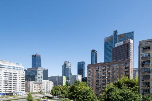 ワルシャワにあるLabo Apartment Panskaの高層ビル群を望む街並み