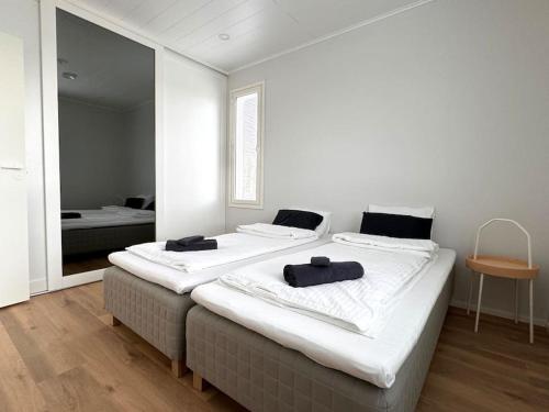 Säng eller sängar i ett rum på Private, comfortable apartment , Sauna, 2 bedroom