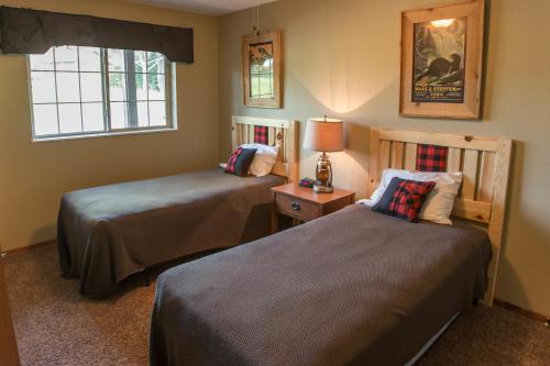 um quarto com 2 camas e uma janela em Wild Eagle Lodge em Eagle River