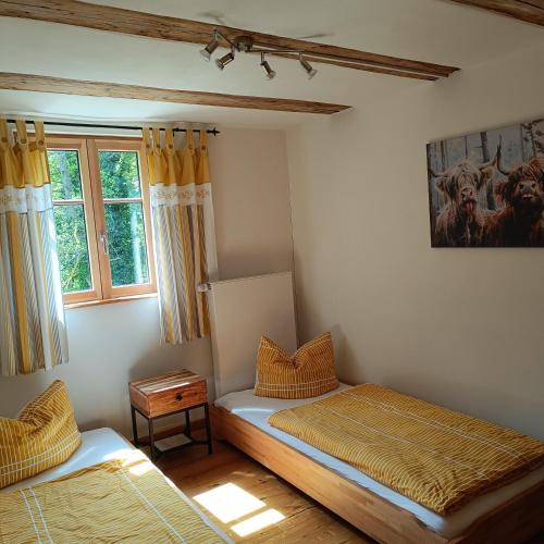 1 dormitorio con 2 camas y ventana en Am Rubach, en Baden-Baden