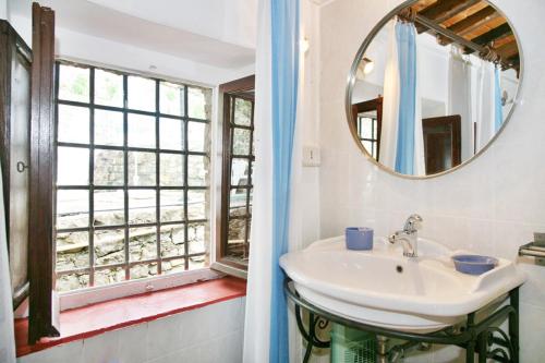 uma casa de banho com um lavatório e uma janela em Carpe diem Colognora em Vetriano