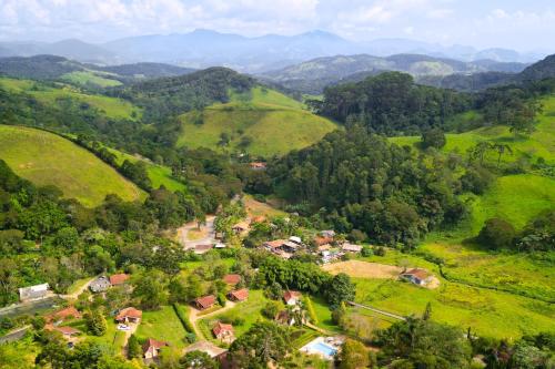 - une vue aérienne sur un village dans les collines dans l'établissement VELINN Hotel Fazenda Fonte das Hortênsias, à Santo Antônio do Pinhal