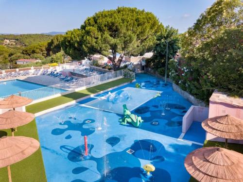 uma vista superior de uma piscina com um parque aquático em Mobil-home golfe de Saint Tropez em Gassin