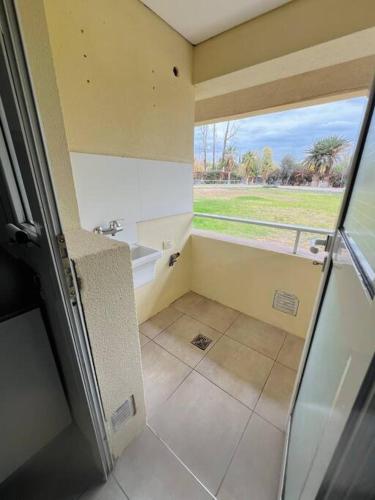 ein Bad mit einem Waschbecken und Blick auf ein Feld in der Unterkunft Depto. a estrenar en Mendoza. in Las Heras