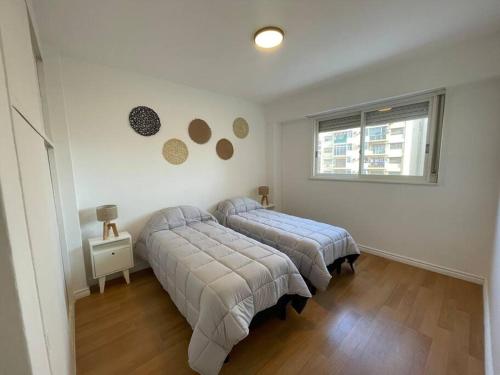 een slaapkamer met 2 bedden en een raam bij Calido departamento en Barracas- Isabel in Buenos Aires