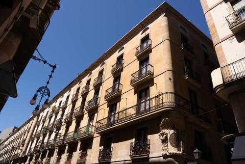 un grand bâtiment avec des balcons sur le côté dans l'établissement Casa Pince, à Barcelone
