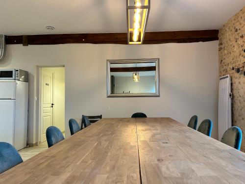 a conference room with a wooden table and chairs at Gîte de L'Oliviade - Campagne & Confort in Billancelles