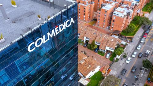 een bovenaanzicht van een gebouw met een bord erop bij Lovely private room in apartment in Cedritos in Bogota