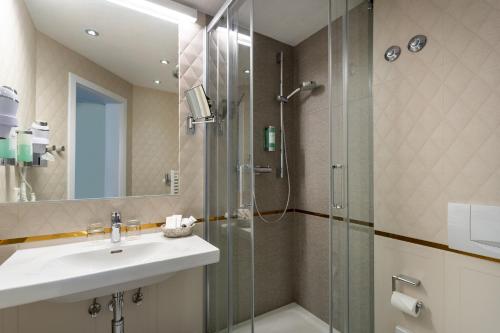 a bathroom with a sink and a shower at Burghotel Staufenberg in Staufenberg