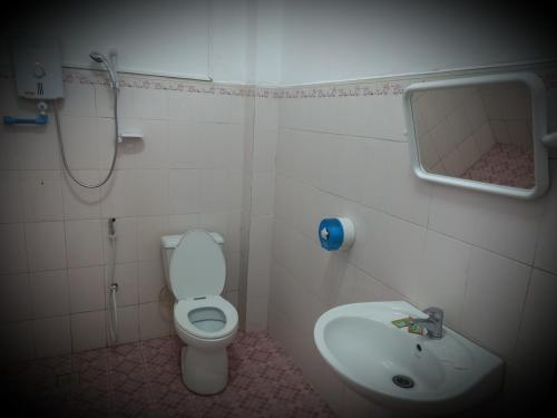 y baño con aseo y lavamanos. en V V Queens house, en Vang Vieng