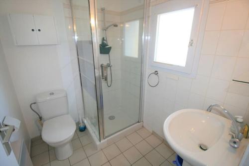 une salle de bain avec une douche, des toilettes et un lavabo dans l'établissement Studio, secteur le Phare, à La Tranche-sur-Mer