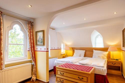 Ένα ή περισσότερα κρεβάτια σε δωμάτιο στο Burghotel Staufenberg
