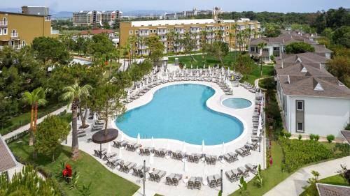 uma vista superior de uma piscina num resort em Marvida Family Eco - All Inclusive & Kids Concept em Side