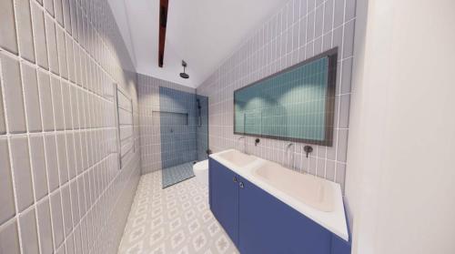 La salle de bains est pourvue d'un lavabo et d'un miroir. dans l'établissement The Stables at Minstrel Court, à Cambridge