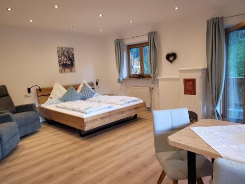1 dormitorio con 1 cama y sala de estar en Gästehaus Eckau Ferienwohnungen en Ramsau