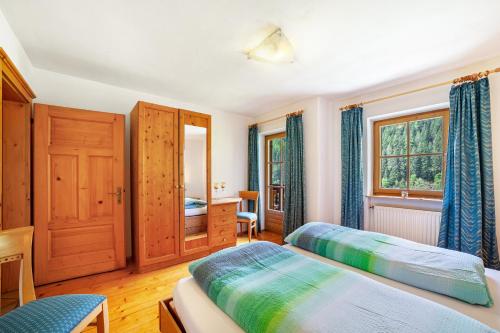 1 dormitorio con 2 camas y escritorio en Ferienwohnung Innerkaserbach en Motini al Rio