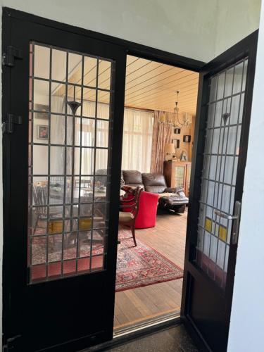 Habitación con puerta que da a una sala de estar. en Farmville, en Hengstdijk