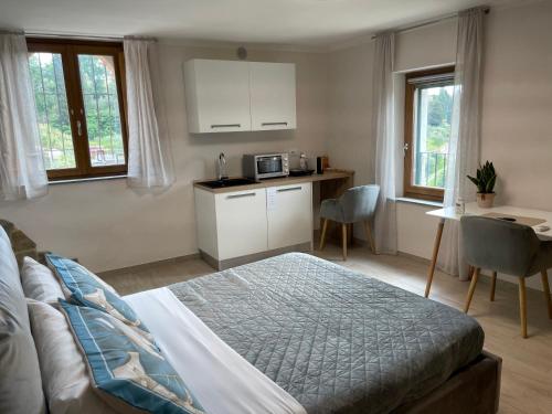 um quarto com uma cama, uma mesa e uma cozinha em CANALE SUITE panoramic view - private parking - Natural Park em Sinalunga