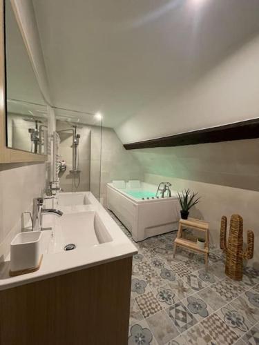 A bathroom at la N°1,maison de ville avec baignoire balnéo duo